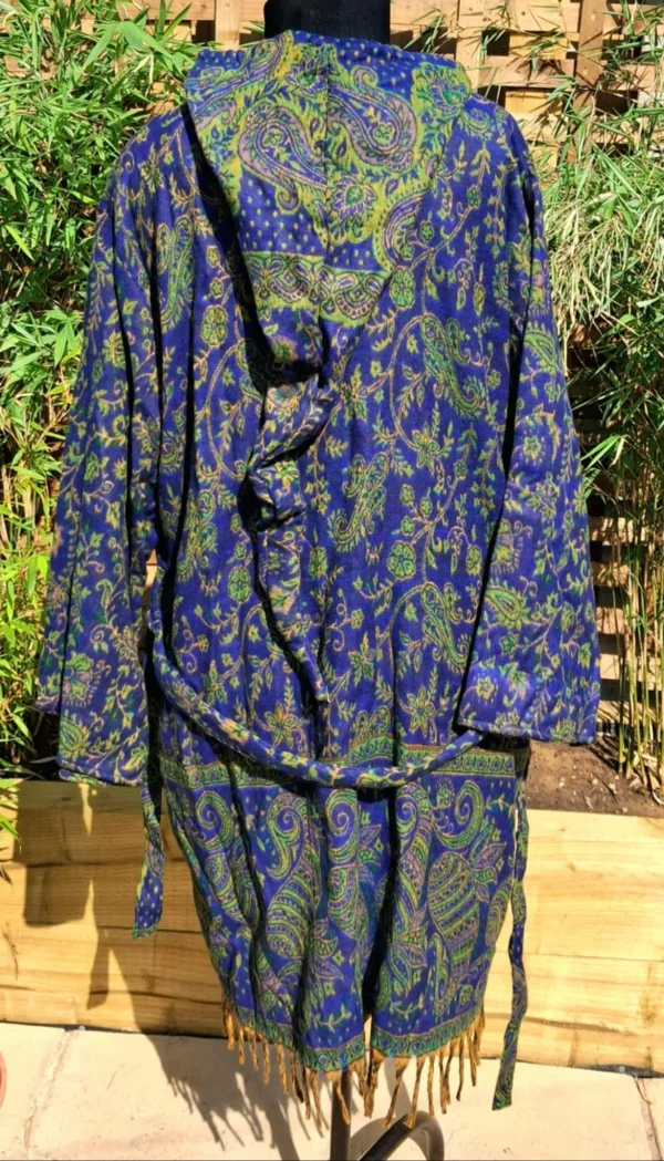 Curvy Blanket overthrows with a pixie hood - Image 3