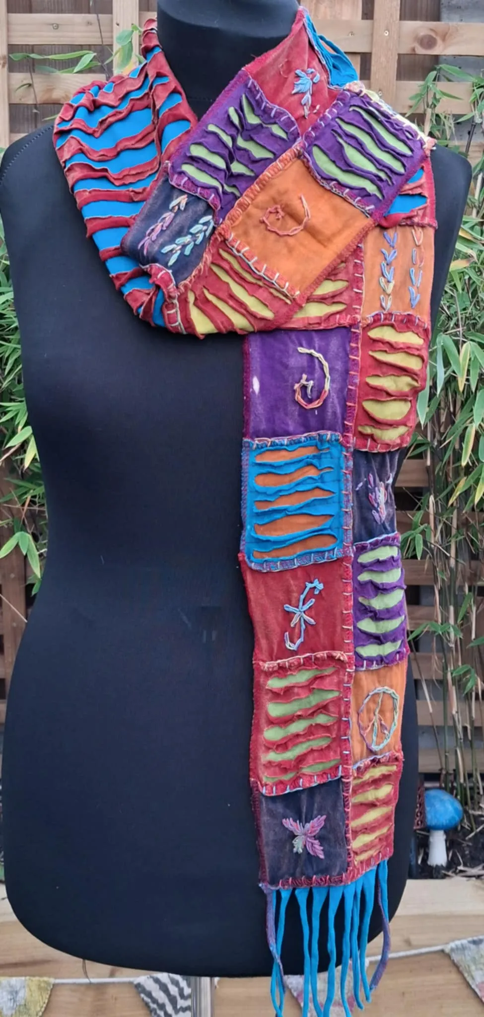 Razor cut scarves with tassels - Image 3
