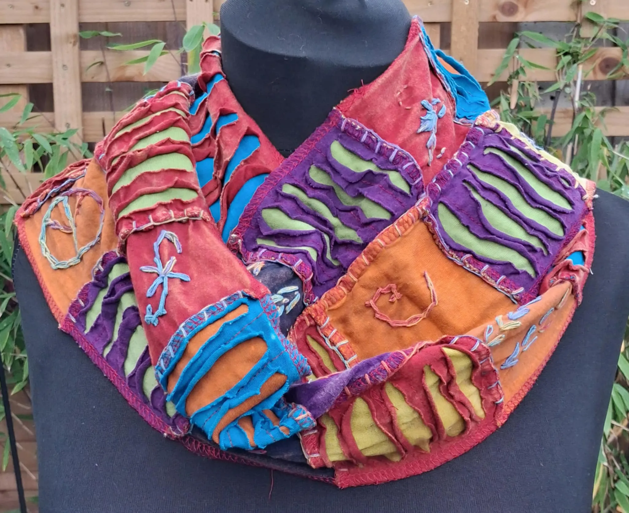 Razor cut scarves with tassels - Image 2